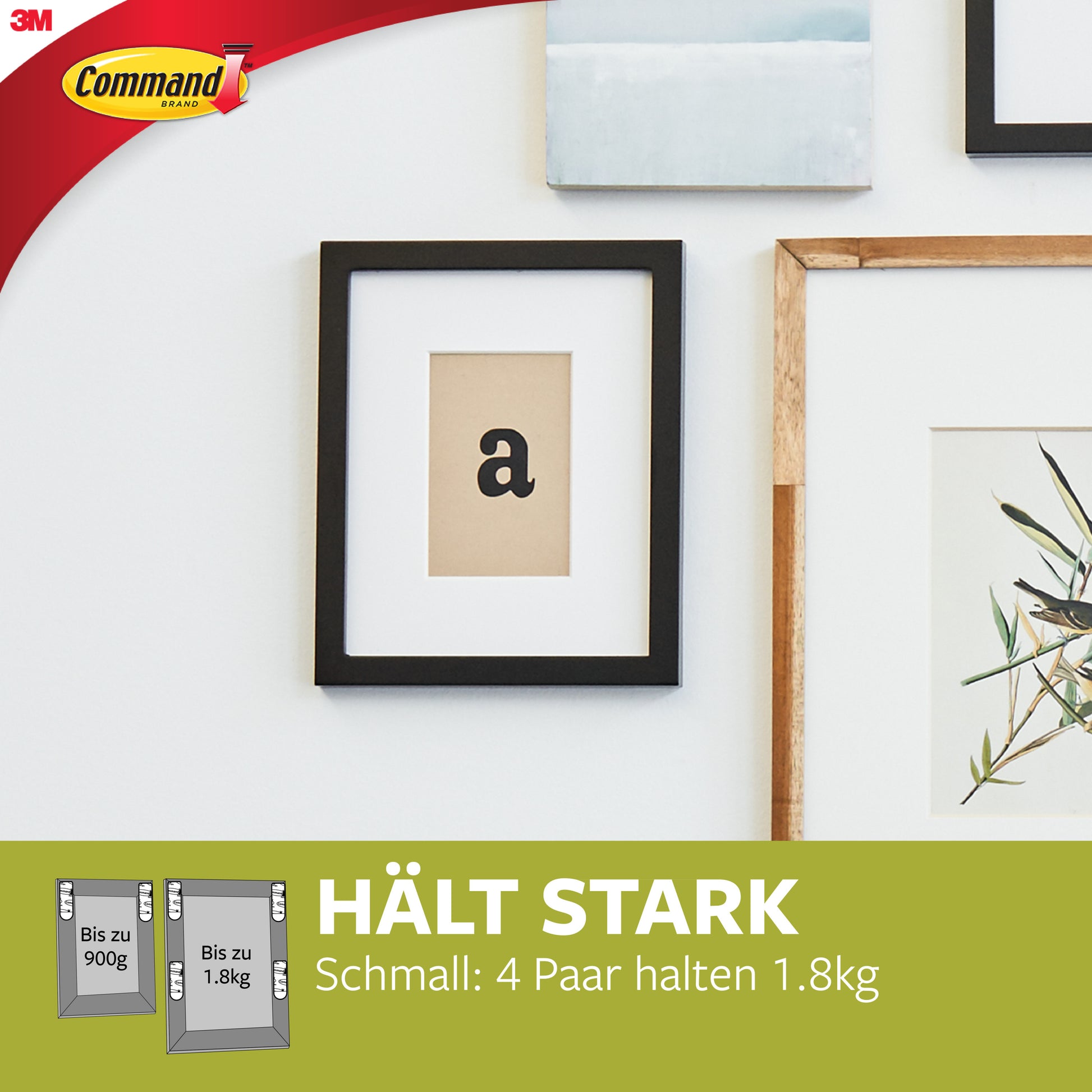 An einer beigen Wand hängen drei gerahmte Drucke, einer davon mit einem kleinen "a". Darunter zeigt eine Anzeige für die Kleinen weißen Command™ Bilder-Montage Strips S 17202 der 3M Deutschland GmbH vier Paare, die bis zu 1,8 kg halten, mit dem Slogan "HÄLT STARK".