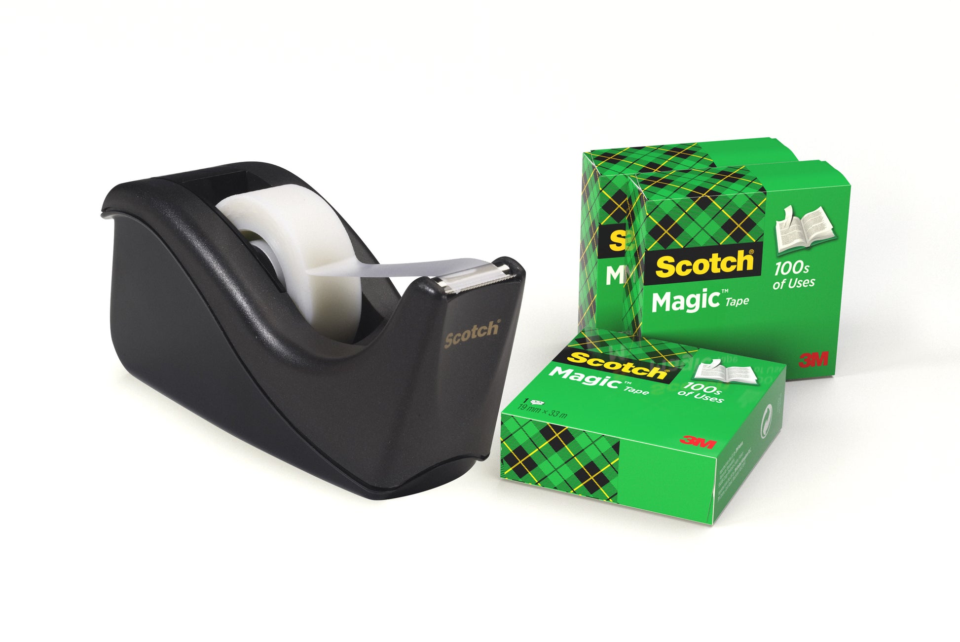 Ein Scotch™ Klebeband-Abroller C60 in Schwarz mit einer Rolle Scotch® Magic™ Unsichtbares Klebeband steht neben zwei ungeöffneten grünen Packungen des gleichen Bands von 3M Deutschland GmbH, mit Tartanmuster und 3M-Logo auf den Schachteln.