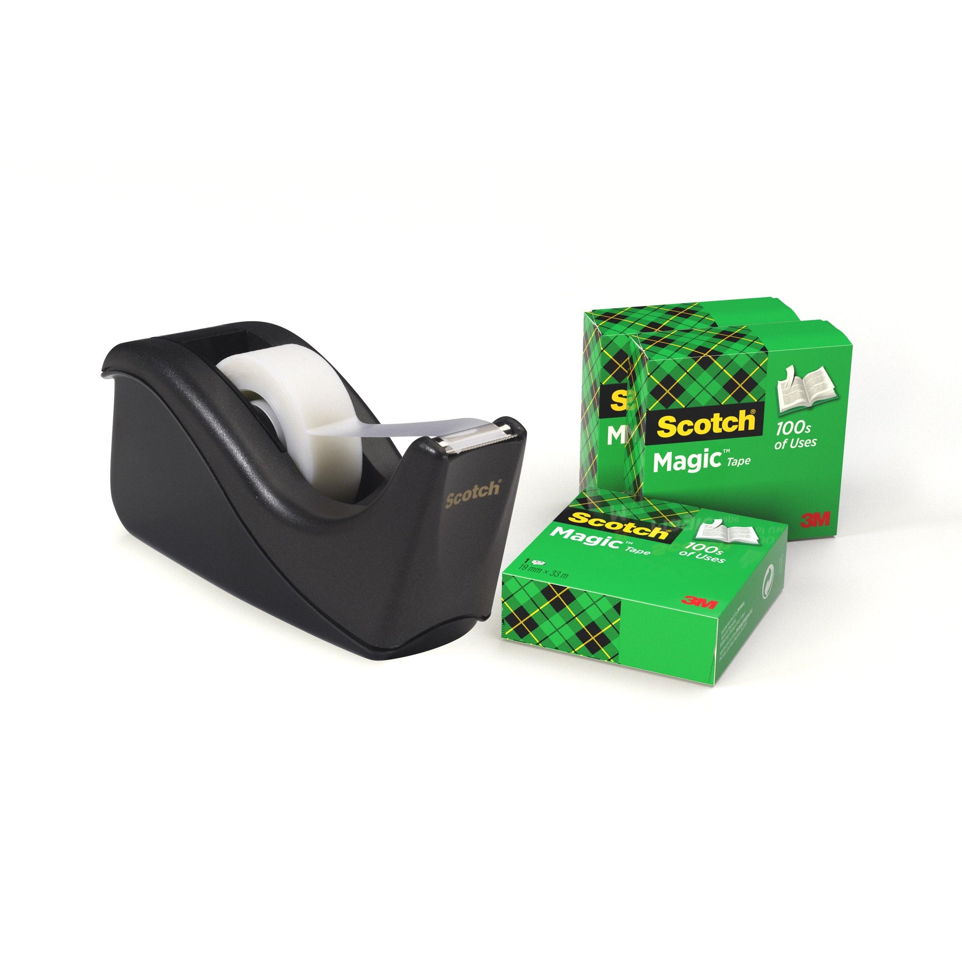 Ein Scotch™ Klebeband-Abroller C60 in Schwarz mit einer Rolle Scotch® Magic™ Unsichtbares Klebeband steht neben zwei ungeöffneten grünen Packungen des gleichen Bands von 3M Deutschland GmbH, mit Tartanmuster und 3M-Logo auf den Schachteln.