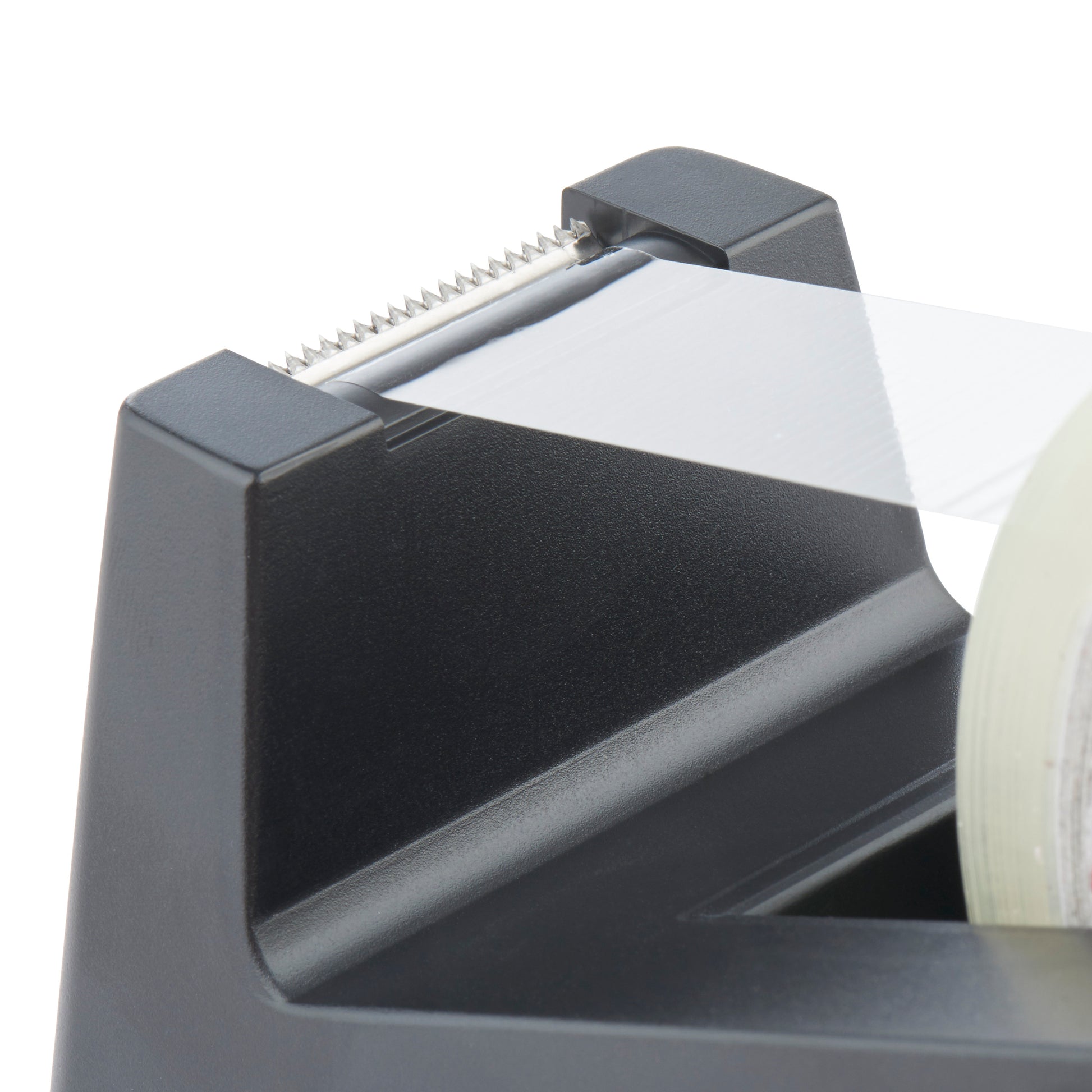 Eine Nahaufnahme des 3M Deutschland GmbH Scotch™ Tischabrollers C10 in Schwarz, mit einer Rolle durchsichtigem Klebeband und einer gezackten Metallkante zum Schneiden, 1 Spender pro Packung.
