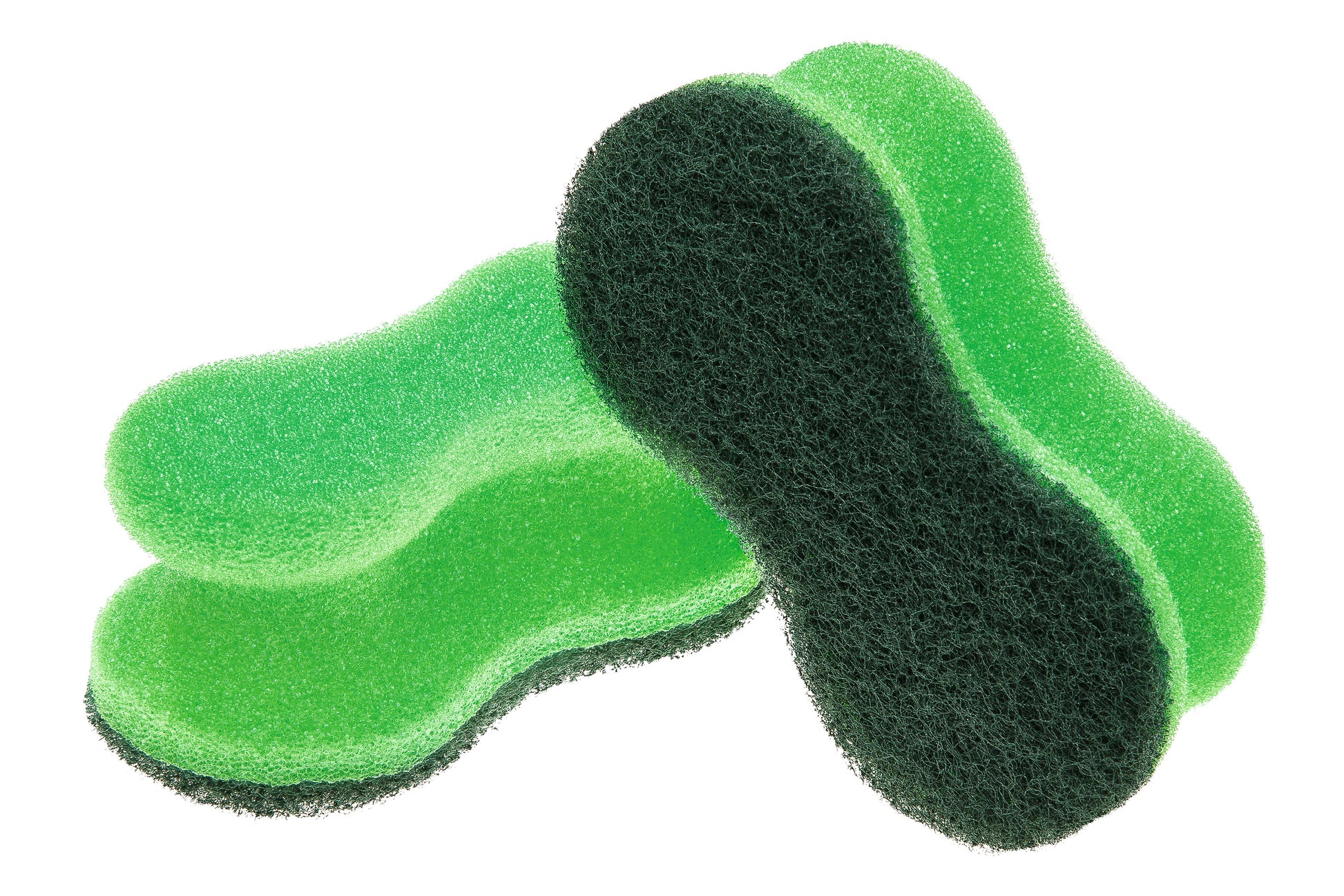 Zwei Scotch-Brite® Classic Reinigungsschwämme der 3M Deutschland GmbH mit Sanduhrform und dunkelgrüner Scheuerfläche sind auf weißem Grund gestapelt.