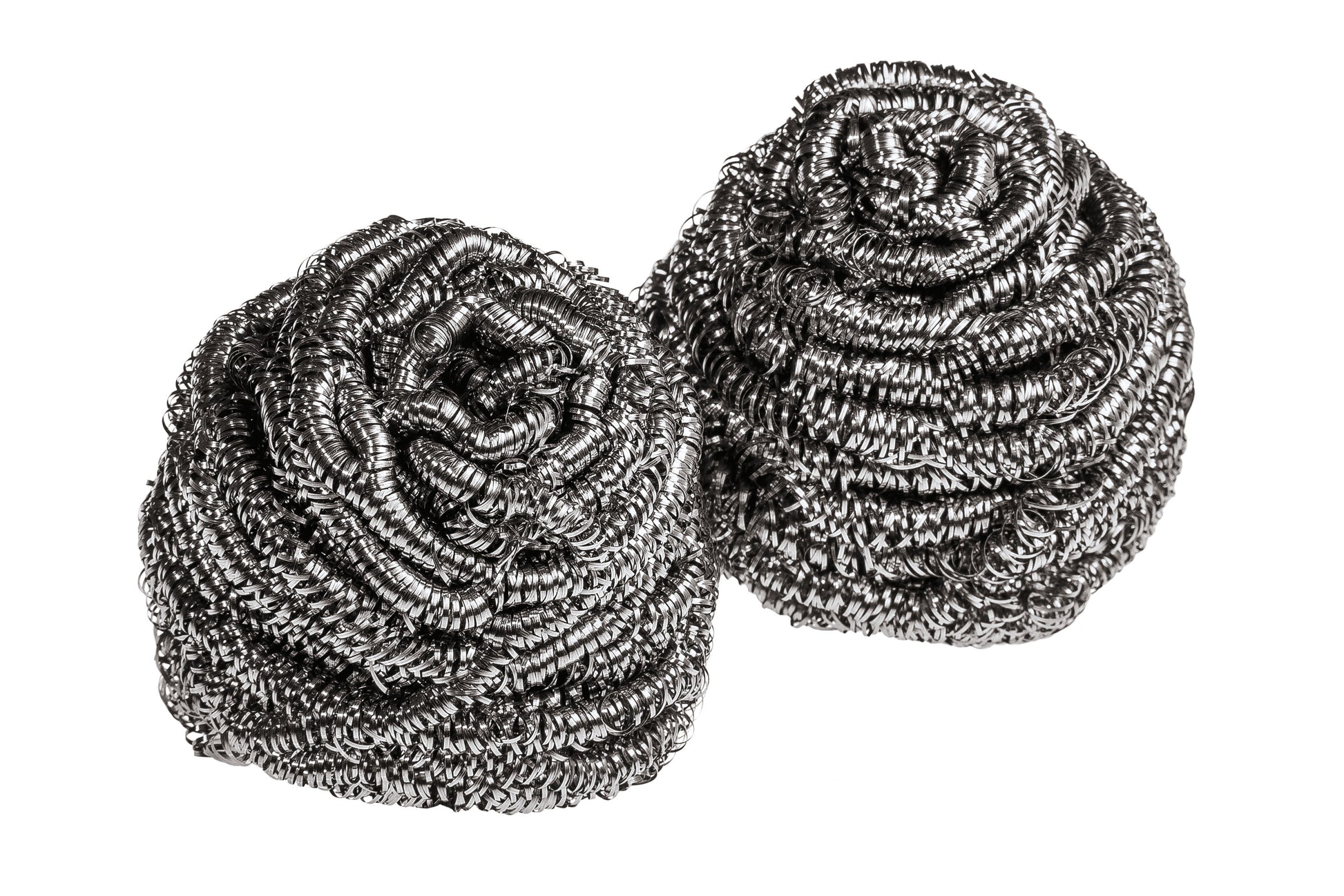 Drei silbern glänzende Scotch-Brite® Edelstahl-Spiralen der 3M Deutschland GmbH sind eng gewickelt nebeneinander auf weißem Hintergrund abgebildet. Jede Packung enthält 3 Edelstahl-Spiralen.