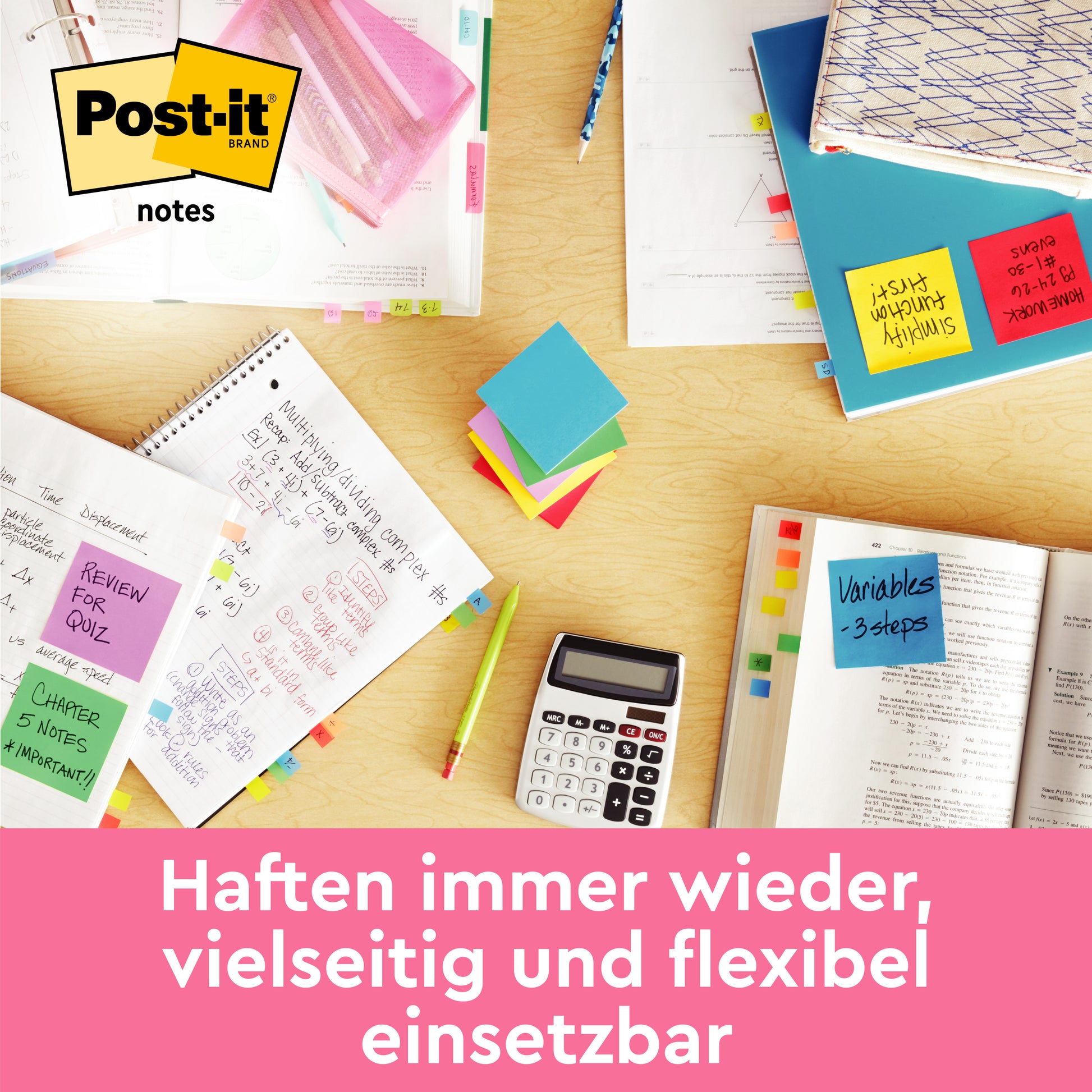 Ein Schreibtisch mit aufgeschlagenen Notizbüchern, losen Papieren, einem Taschenrechner, Stiften und 3M Deutschland GmbH Post-it® Notes Würfel (76 mm x 76 mm, 450 Blatt/Block, 100% PEFC), die verstreut herumliegen. Der Text am unteren Rand lautet: "Immer wieder haften, vielseitig und flexibel einsetzbar.