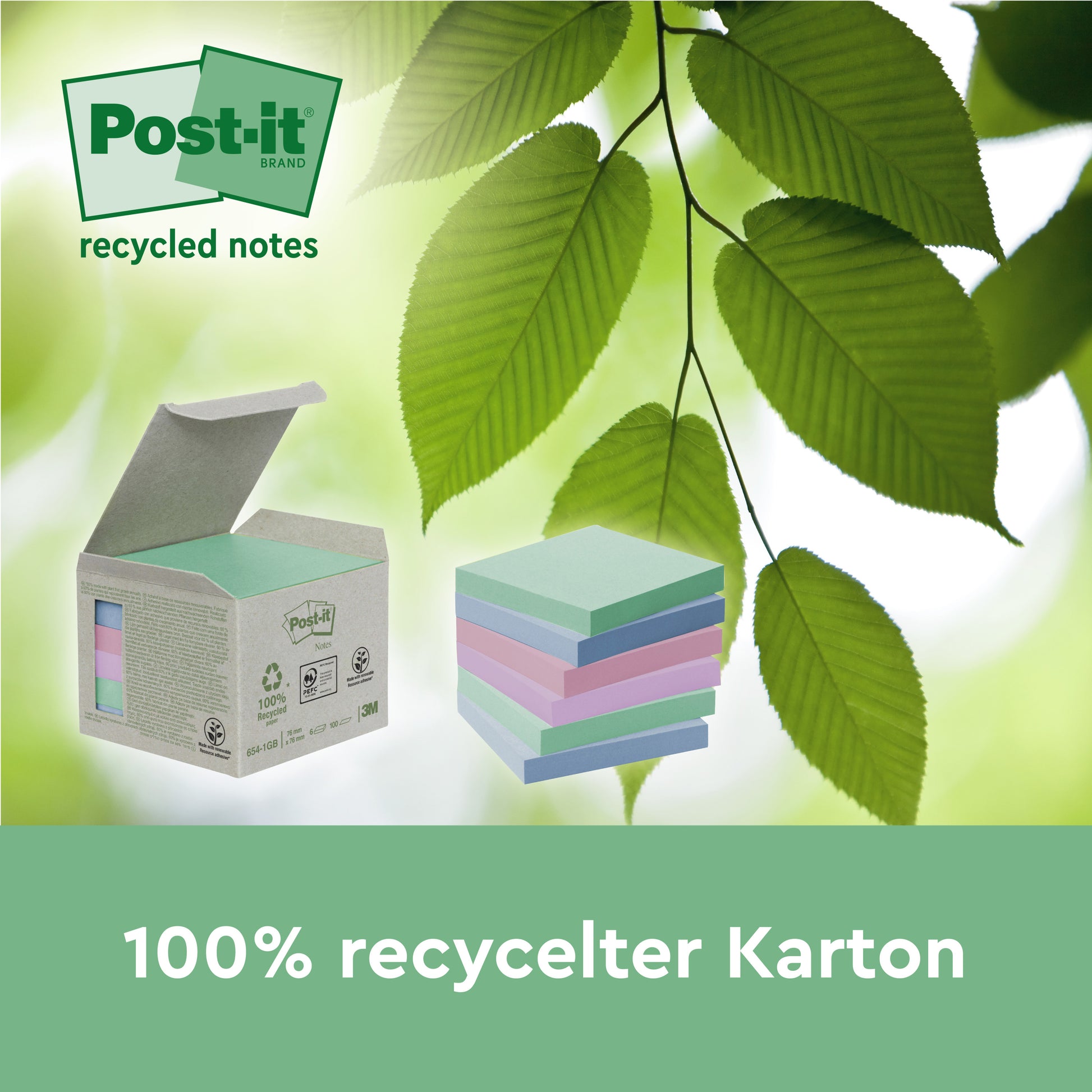 Eine geöffnete Schachtel mit pastellfarbenen Post-it® Recycling Notes (38 mm x 51 mm, 100 Blatt/Block, 100% PEFC) der 3M Deutschland GmbH liegt neben gestapelten Zetteln, hinter denen sich grüne Blätter befinden. Text: "100% recycelter Karton" und "recycelte Notizen".