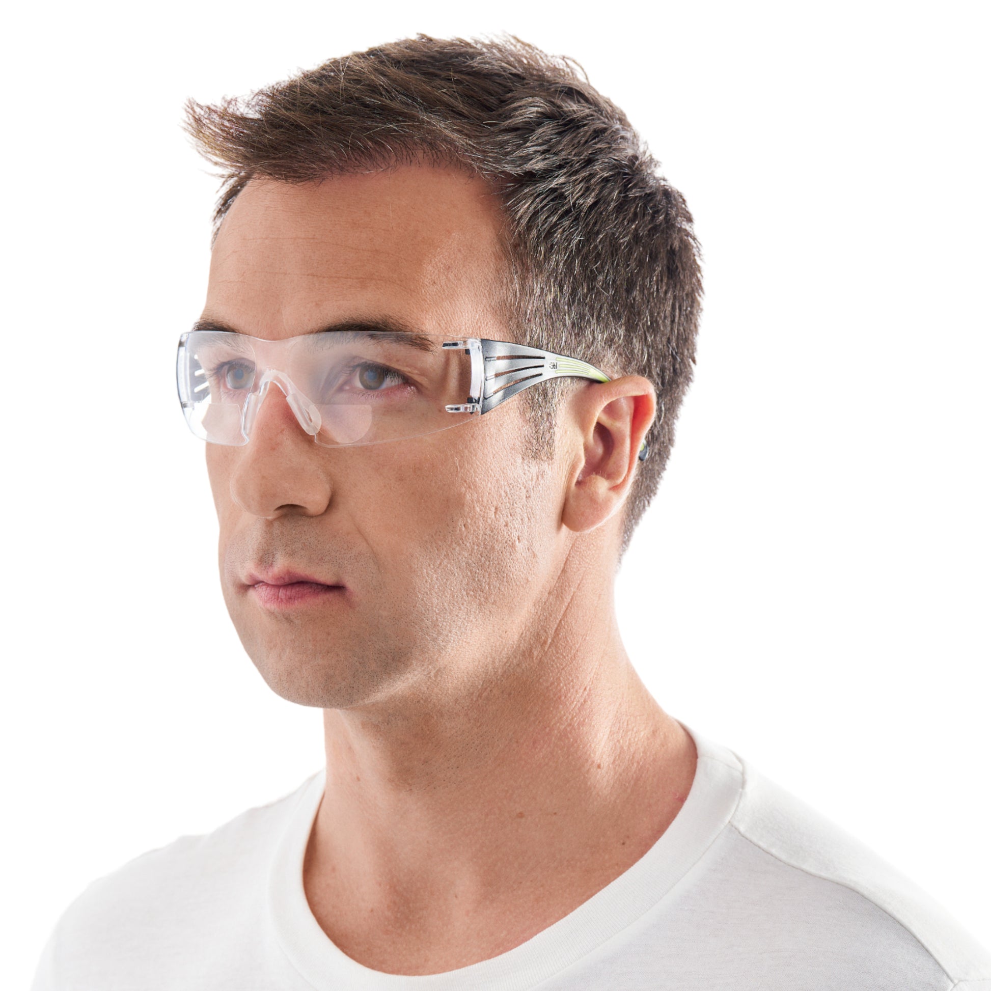 Ein Mann, der eine 3M™ SecureFit™ Lese-Schutzbrille der 3M Deutschland GmbH und ein weißes T-Shirt trägt, ist vor einem schlichten weißen Hintergrund abgebildet und blickt leicht nach rechts.