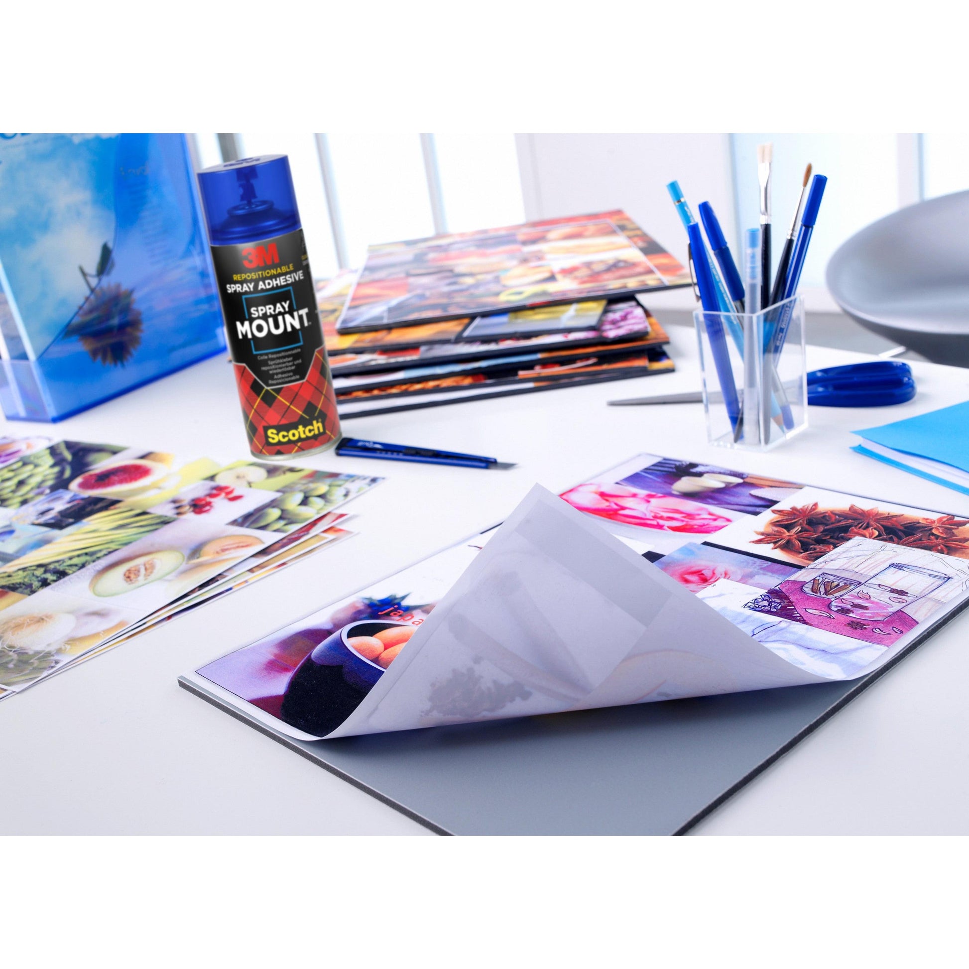 Ein Schreibtisch mit einer Dose 3M™ Scotch® SprayMount™ Klebespray (400 ml, 1 pro Packung) von 3M Deutschland GmbH.