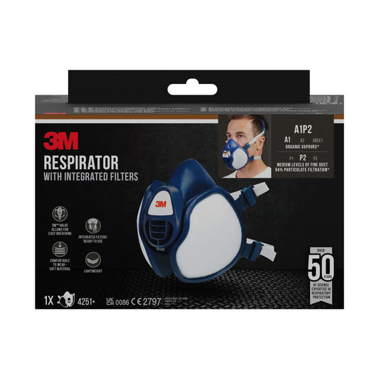 Eine Schachtel der 3M™ Atemschutzmaske mit integrierten Filtern von 3M Deutschland GmbH zeigt die Maske und einen Träger und hebt den A1P2-Schutz, das weiche, leichte Material und den über 50-fachen Schutz vor beruflicher Exposition auf der Verpackung hervor.