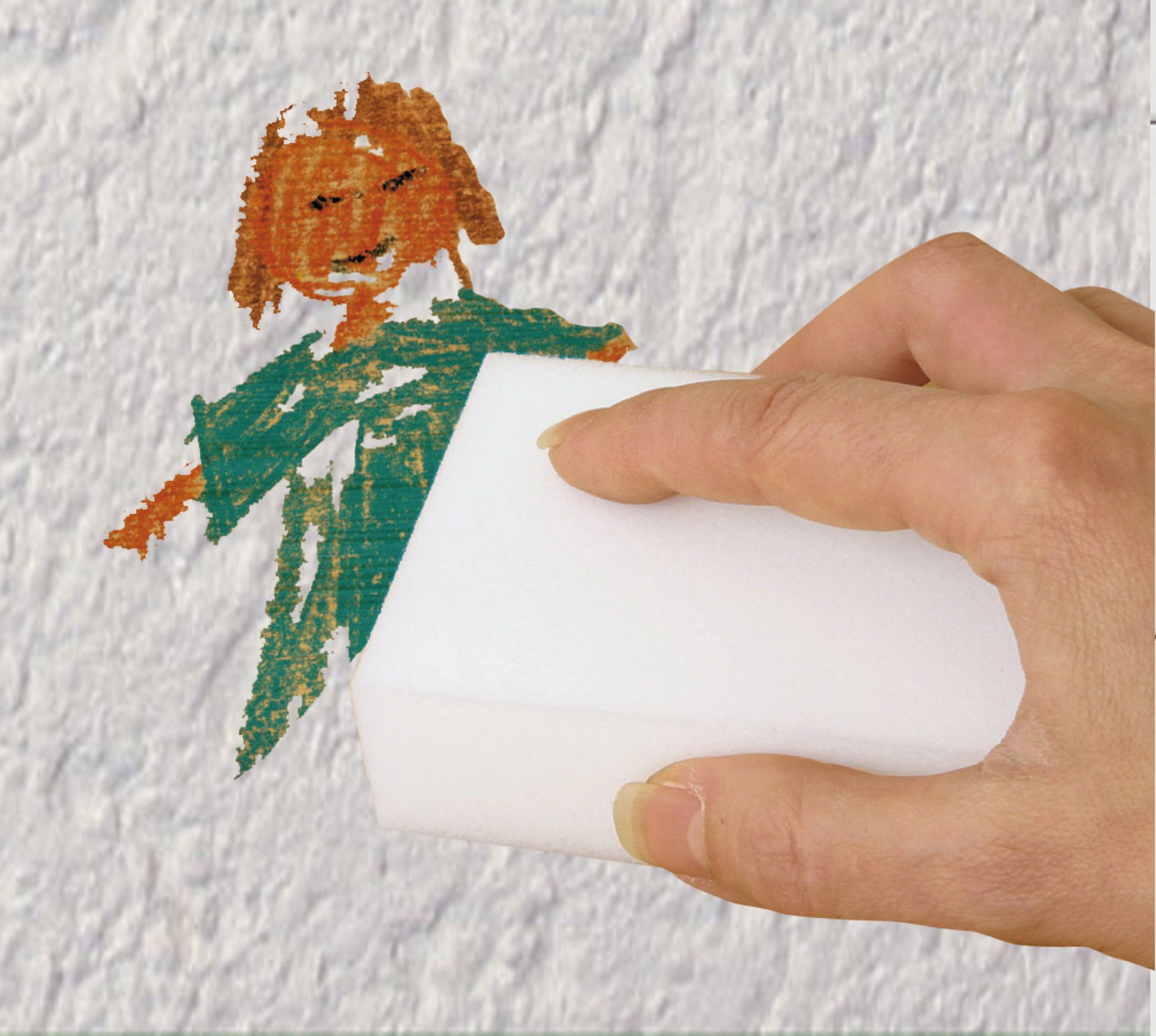 Eine Hand verwendet das Scotch-Brite® Magic Pad der 3M Deutschland GmbH, um eine grüne Kreidezeichnung einer Person von einer strukturierten weißen Wand zu entfernen.