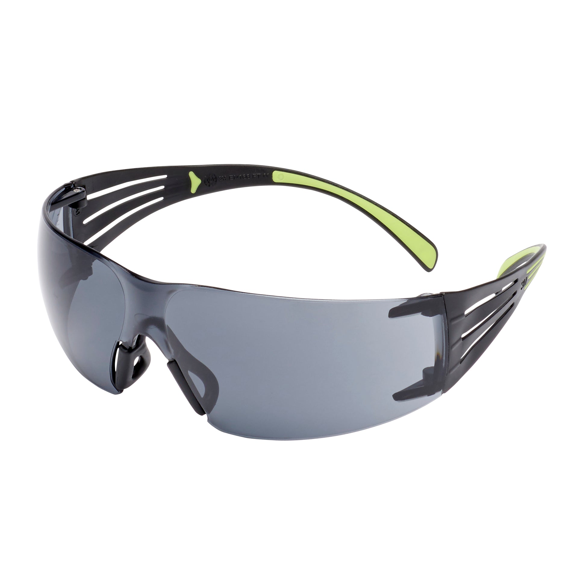 Die 3M™ SecureFit™ Schutzbrille 400 von 3M Deutschland GmbH zeichnet sich durch grau getönte, umlaufende Gläser, einen schwarzen Rahmen, offene Seitenbügel und grüne Akzente an den Bügeln und am Nasensteg aus, die vor einem weißen Hintergrund dargestellt sind.