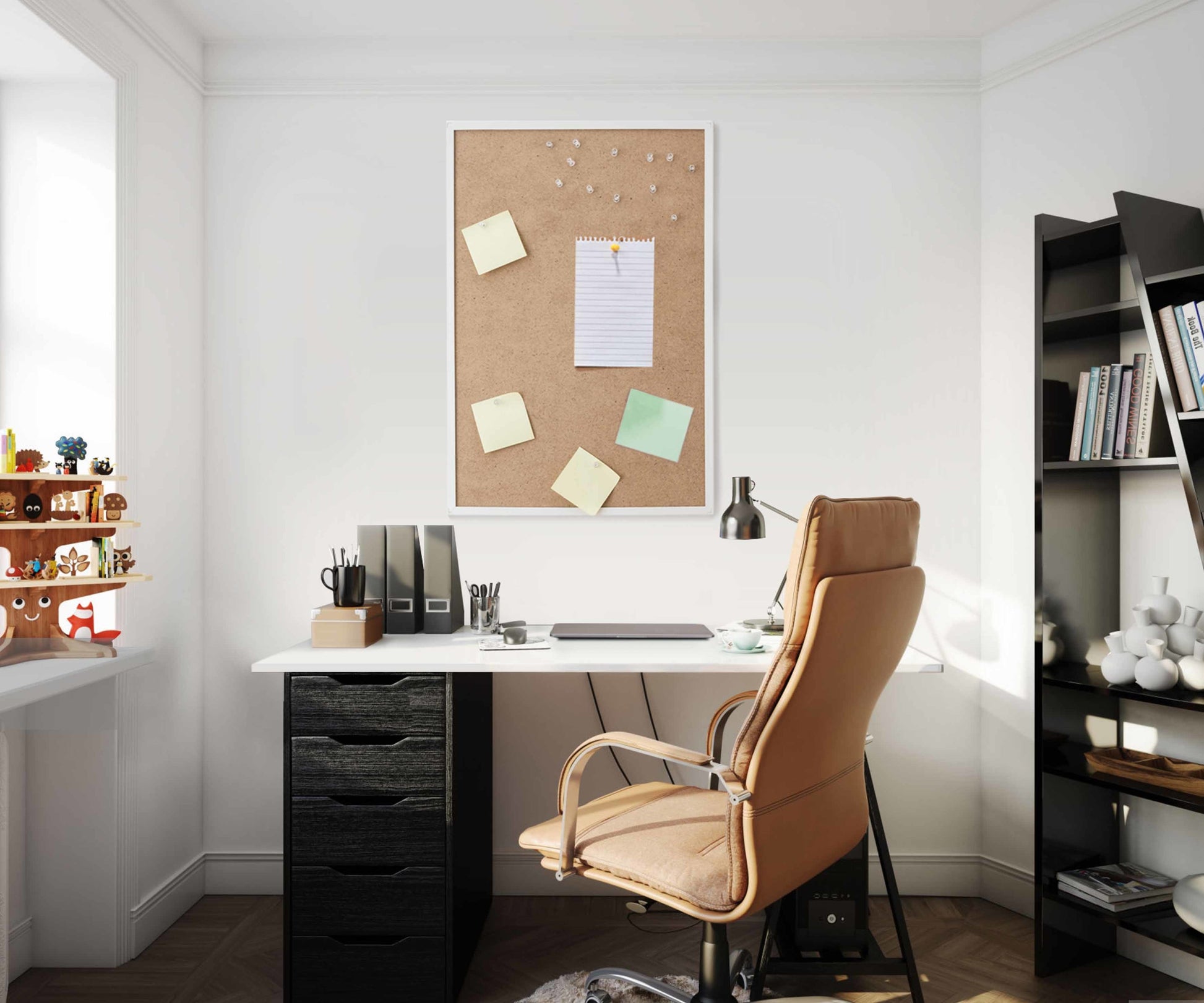 Ein Heimbüro mit einem braunen Drehstuhl, einem weißen Schreibtisch und Regalen. Eine mit Scotch-FIX™ Doppelseitige Innenmontagequadrate von 3M Deutschland GmbH befestigte Korkplatte über dem Schreibtisch zeigt angeheftete Notizen; auf dem Schreibtisch befinden sich eine Lampe, Akten und Schreibwaren.