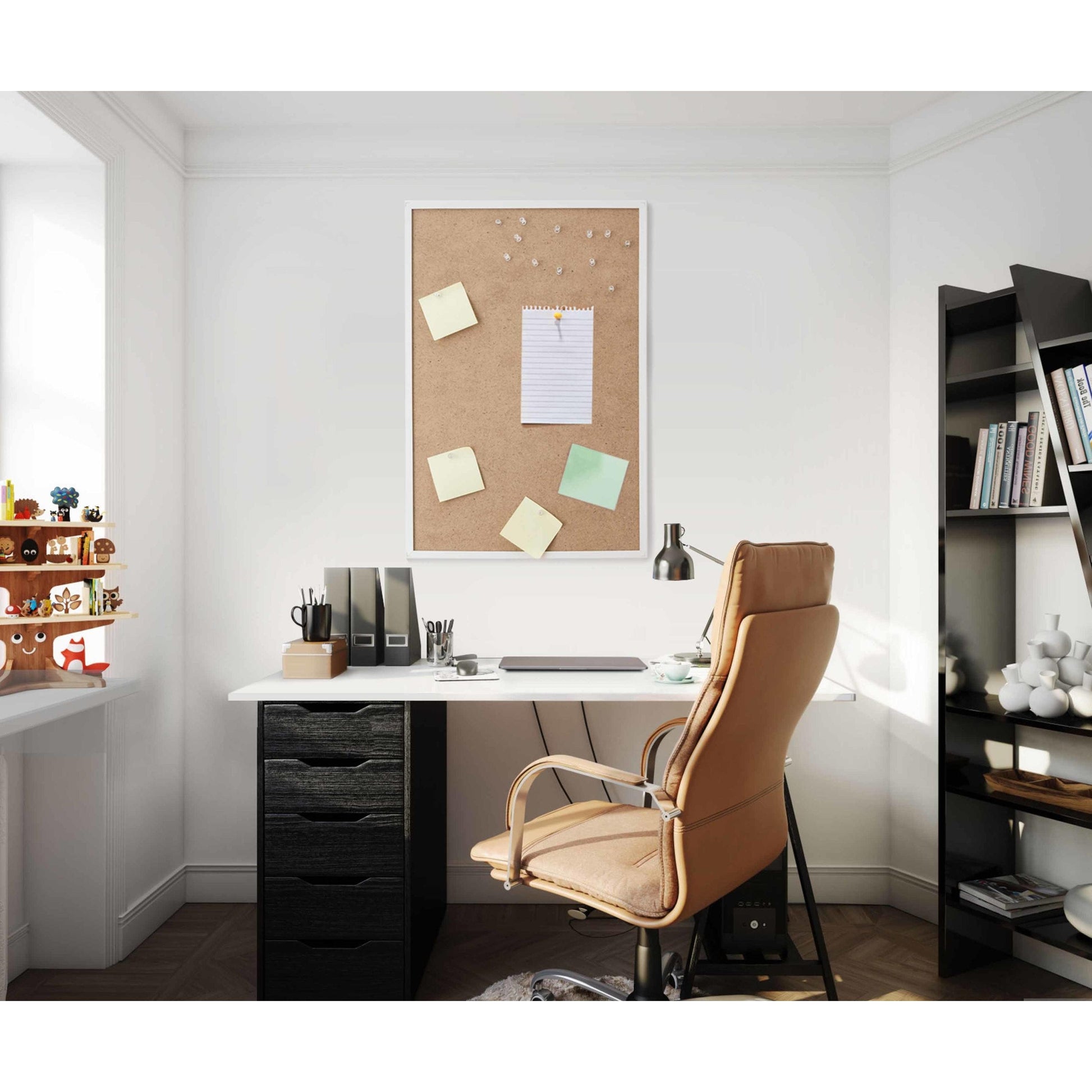 Ein Heimbüro mit einem braunen Drehstuhl, einem weißen Schreibtisch und Regalen. Eine mit Scotch-FIX™ Doppelseitige Innenmontagequadrate von 3M Deutschland GmbH befestigte Korkplatte über dem Schreibtisch zeigt angeheftete Notizen; auf dem Schreibtisch befinden sich eine Lampe, Akten und Schreibwaren.