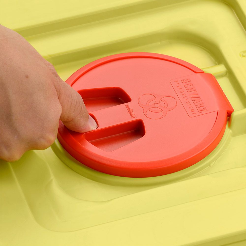Eine Hand drückt auf den roten Deckel eines gelben 12-Liter-Entsorgungsbehälters der Helmut Schwarz GmbH melijekt (20 Stück pro Karton), auf dem das Biohazard-Symbol und der Schriftzug SHARPMAX" eingeprägt sind.