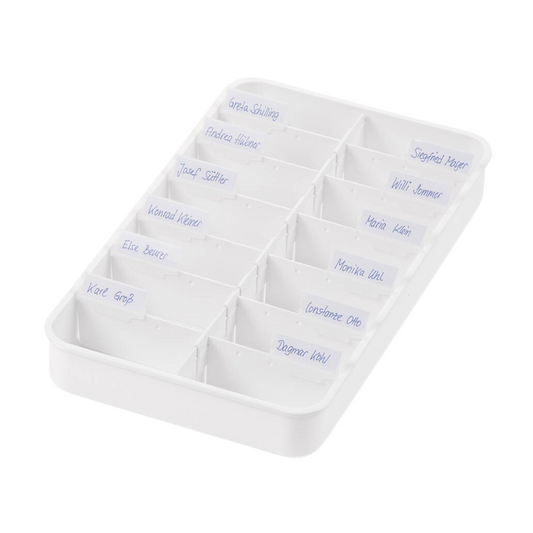 Als melipul Anbruchtropfen-Tablett bietet die Helmut Schwarz GmbH eine weiße Tablette mit vierzehn blau beschrifteten Fächern an. Sie eignet sich optimal zur Organisation von Flüssigmedikamenten und ist perfekt geeignet, um in Pflegeeinrichtungen Ordnung und Effizienz zu wahren.
