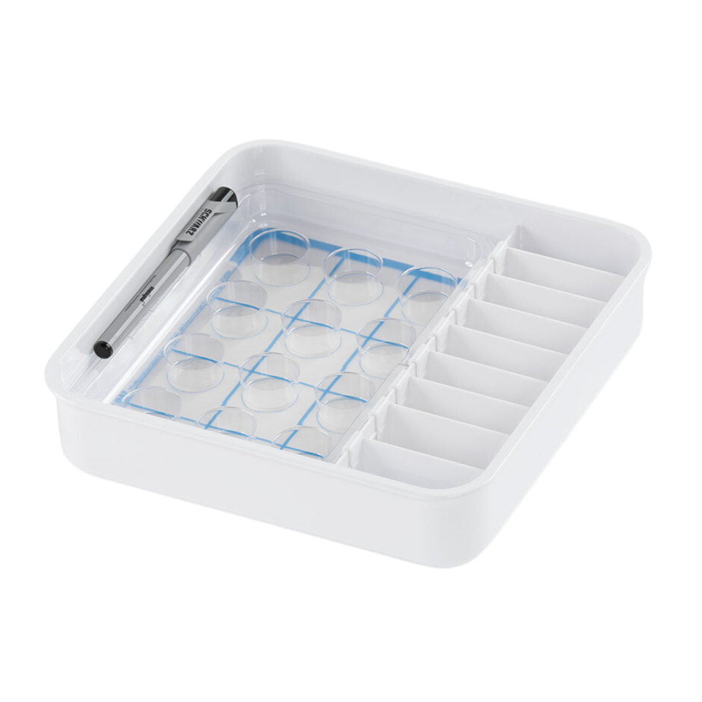 Ein quadratischer Organizer aus weißem Kunststoff mit mehreren Fächern, ideal zur Aufbewahrung von Medikamenten, mit einem gitterartigen Bereich für Kleinteile und einem Stifthalter an der Seite. Der Gitterbereich ist für die Melipul Becher-Tablette von Helmut Schwarz GmbH konzipiert, komplett mit kleinen runden transparenten Deckeln für eine ordentliche Aufbewahrung.