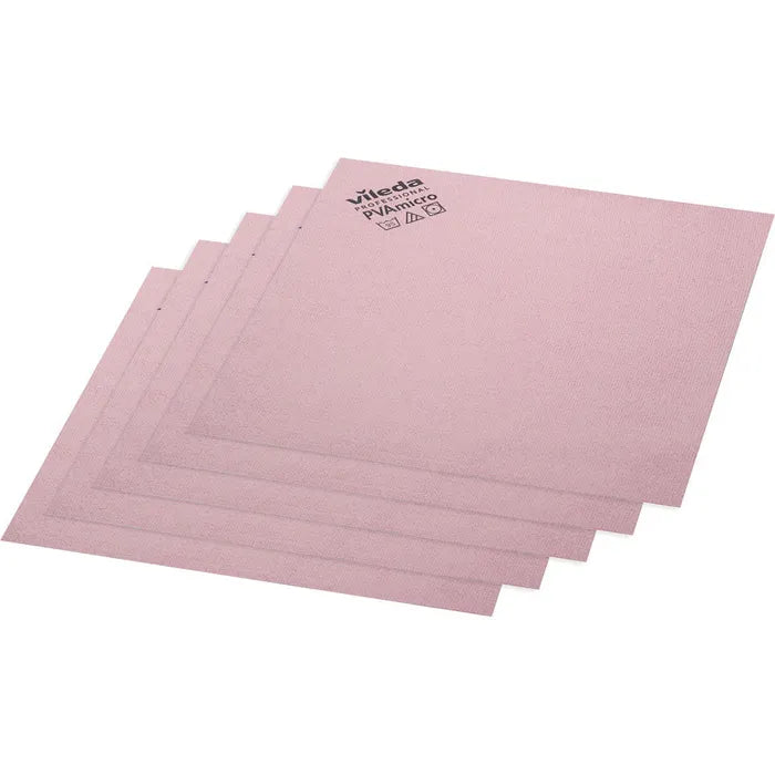 Fünf Vileda Professional PVAmicro Microfasertücher der Vileda GmbH in der Farbe Pink sind versetzt gestapelt. Jedes Tuch hat eine strukturierte Oberfläche und ist in der oberen linken Ecke mit dem Vileda Professional Logo und den Produktinformationen in Schwarz aufgedruckt.