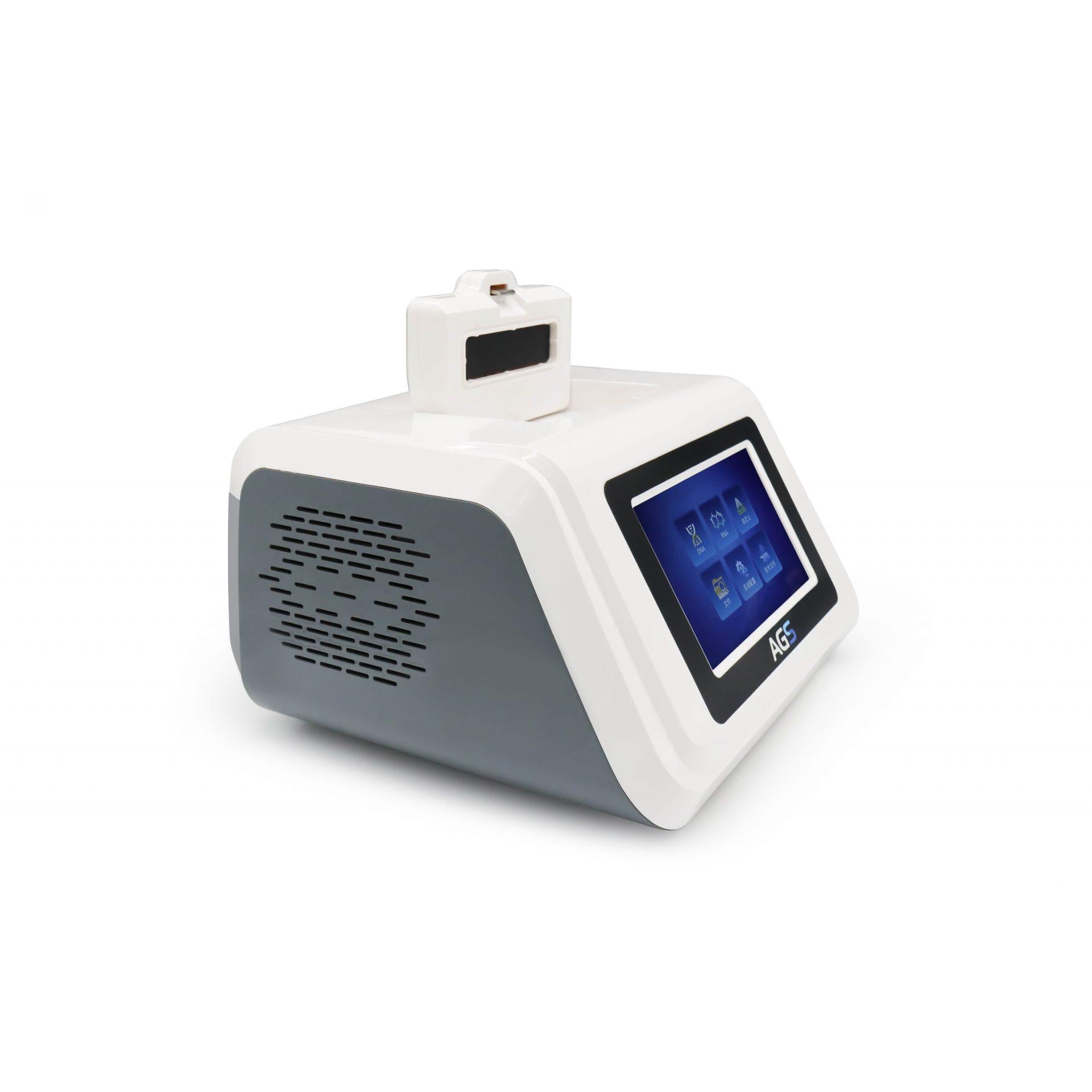 Ein kompaktes, weiß-graues Altruan Echtzeit PCR-Gerät AGS8830-8, 12 kg schwer, mit einer digitalen Touchscreen-Oberfläche auf der Vorderseite und einem Lüftungsgitter an der Seite. Auf der Oberseite ist ein Anschlussport sichtbar.