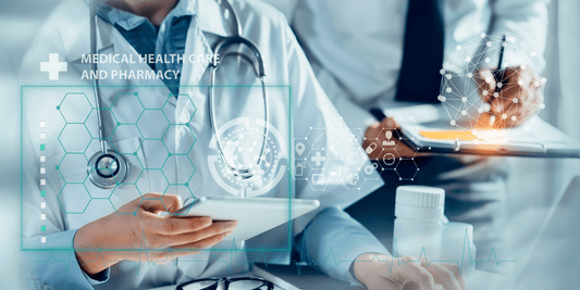 Ärzte nutzen Tablet und Dokumente, mit eingeblendeten digitalen Grafiken zu Medizin, Daten und Gesundheitsversorgung