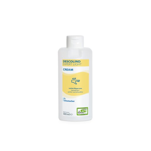 Weiße 500-ml-Flasche der Dr. Schumacher DESCOLIND EXPERT LIGHT CREAM Handcreme der Dr. Schumacher GmbH, mit gelbem Etikett mit Produktangaben in deutscher Sprache, grünem Logo unten rechts und dem Hinweis für empfindliche Hautpflege.
