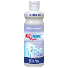 Eine 200 ml Flasche Dr. Schnell MILI CARIBIC DUFT Raumfrische Sommerbrise, ein gebrauchsfertiges Duftkonzentrat der DR.SCHNELL GmbH & Co. KGaA, mit blauem Etikett mit Baumwollblütenmotiven und deutschem Text.