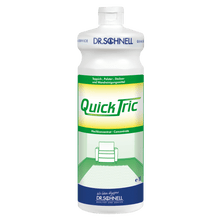 Eine weiße 1-Liter-Flasche Dr. Schnell QUICK TRIC der DR.SCHNELL GmbH & Co. KGaA, mit einem grün-gelben Etikett, das einen Stuhl in einem Raum mit grünem Teppichboden zeigt, blauer Schrift und weißem Verschluss - perfekt für die professionelle Reinigung.
