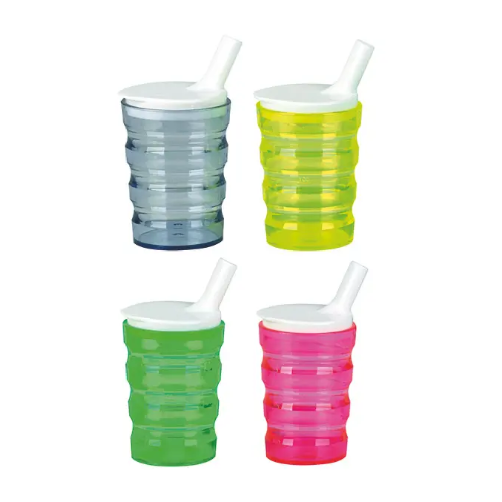 Vier Altruan Servoprax Trinkbecher mit Rillen, Deckeln in Blau, Gelb, Grün und Pink sowie schrägem Ausguss und weißem Top – ideal bei Greifeinschränkungen. Anordnung im 2x2-Raster auf weißem Hintergrund.