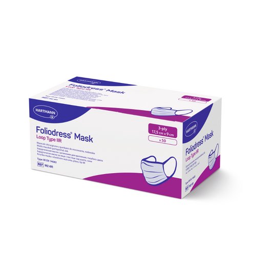 Eine weiß-violette Schachtel mit der Aufschrift "Hartmann Foliodress® Mask Loop Typ IIR P50 Bulk" der Paul Hartmann AG, die 50 hypoallergene OP-Masken (EN 14683 Typ IIR) enthält, ist mit einer Maskenabbildung sowie Größen- und Mengenangaben versehen.