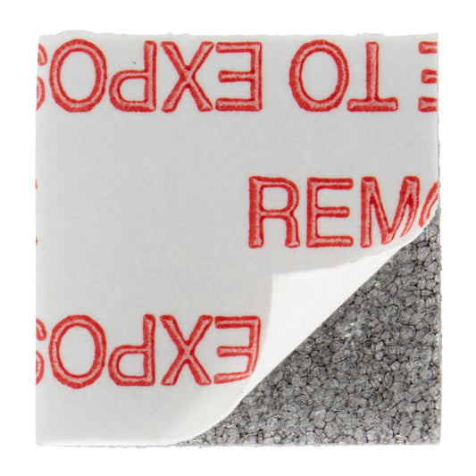 Ein 3M Scotch-FIX™ Ablösbares Montagequadrat (12,7 x 12,7 mm) mit weißer Rückseite, an einer Ecke abgezogen und texturierter grauer Fläche darunter. "REMOVE TO EXPOSE" steht in Rot auf der Rückseite. Packung mit 64 Stück.
