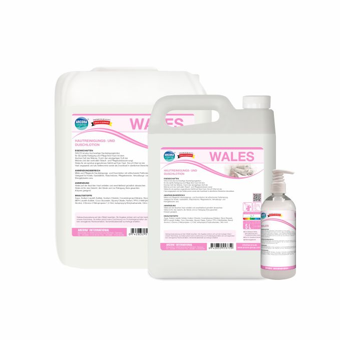 Drei Arcora WALES HAUTREINIGUNGS- UND DUSCHLOTION-Behälter der Arcora International GmbH - Pumpflasche, Kanne und Kanister mit weißer und rosafarbener Aufschrift - milde Duschlotion für alle Hauttypen.