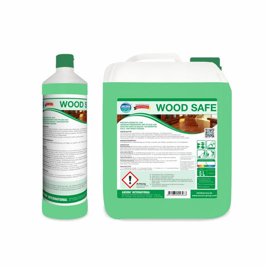 Zwei grün-weiße Arcora WOOD SAFE-Behälter - eine hohe Flasche und ein 5-Liter-Krug mit Henkel - dienen der Unterhaltsreinigung und Pflege von geölten oder mit Öl/Wachs grundierten Holz- und Parkettböden. Beide haben detaillierte Anweisungen auf den Etiketten.