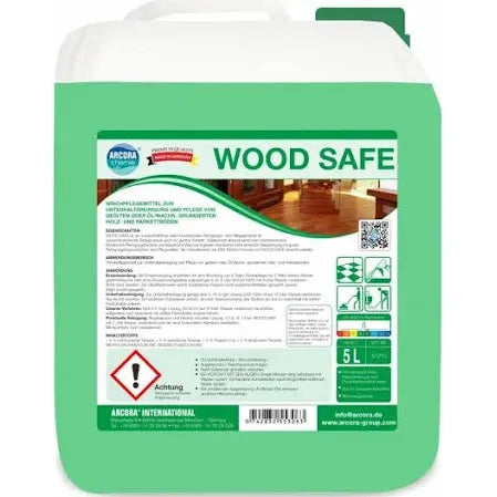 Ein grüner 5-Liter-Kunststoffbehälter mit der Aufschrift "Arcora WOOD SAFE WISCHPFLEGE" der Arcora International GmbH enthält Gebrauchsanweisungen, Sicherheitshinweise, ein Foto des Holzbodens und weist auf die Pflege von geölten oder mit Öl/Wachs behandelten Holz- und Parkettböden hin.