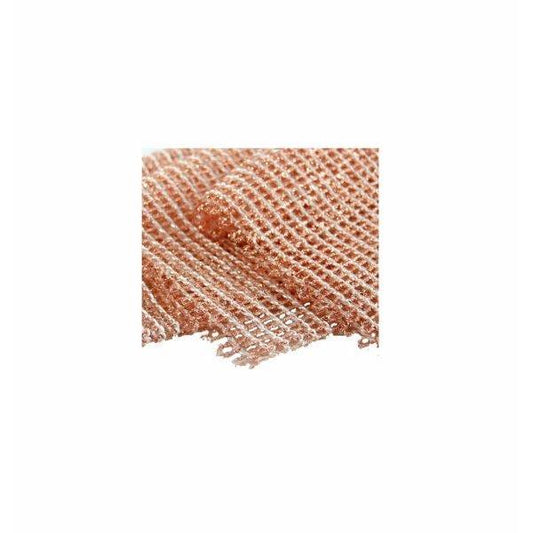 Eine Nahaufnahme des Arcora Kupfertuchs Lose | 1 Stück von Arcora International GmbH zeigt das gitterartige Muster, die metallische Textur, die glänzende Oberfläche und die leicht ausgefransten Kanten.