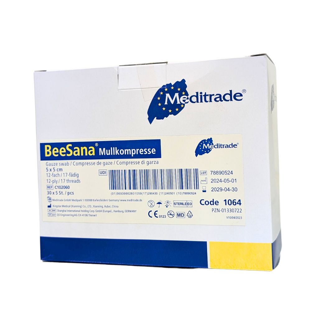 The image shows a pack of Meditrade BeeSana® gauze compress, without x-ray detectable threads, sterile 12-ply, 5x5 cm. The predominantly white packaging with blue and yellow accents highlights important details such as size, code, and expiration date on the front, suitable for medical use.