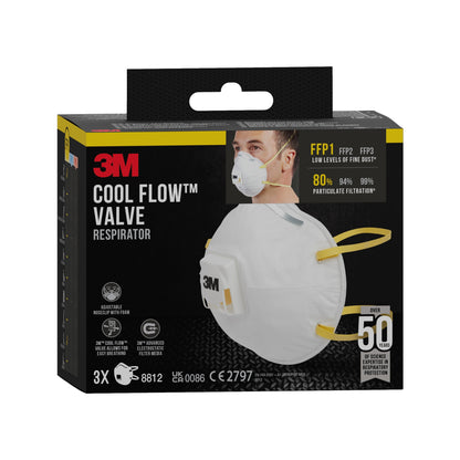 Die 3M™ Cool Flow™ Partikelmaske 8812, FFP1 mit Ventil, 3er-Pack von 3M Deutschland GmbH wird in einer Box mit Maskenabbildungen und Benutzerillustration geliefert. Jede Packung enthält drei Atemschutzmasken, die für komfortablen Atemschutz ausgelegt sind.
