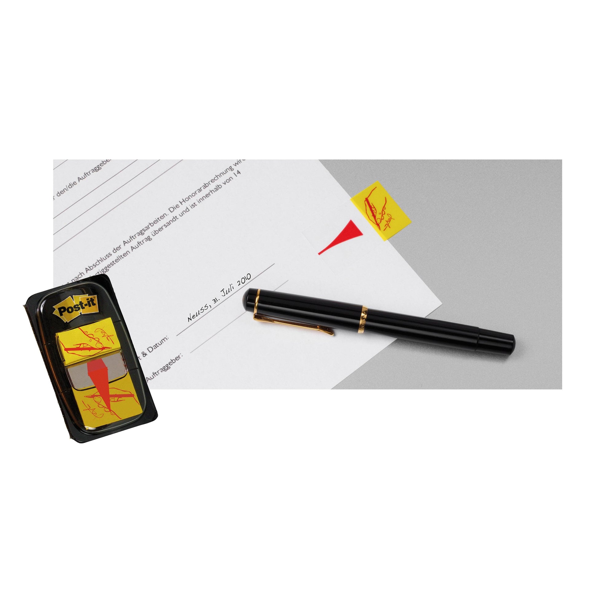 Ein schwarzer Füllfederhalter schreibt auf Papier, das durch einen roten Pfeil und einen gelben Post-it® Index Haftstreifen (25,4mm x 43,2mm, 50/Spender) der 3M Deutschland GmbH markiert ist; daneben ist eine Packung der Fähnchen abgebildet.