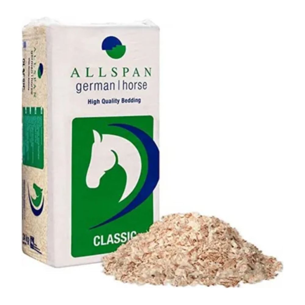Ein Allspan German Horse Classic Holzspäne Einstreu, bekannt für seinen hohen Trockenheitsgrad, steht neben weiteren Einstreu. Die Verpackung zeigt einen stilisierten Pferdekopf und „Classic“.