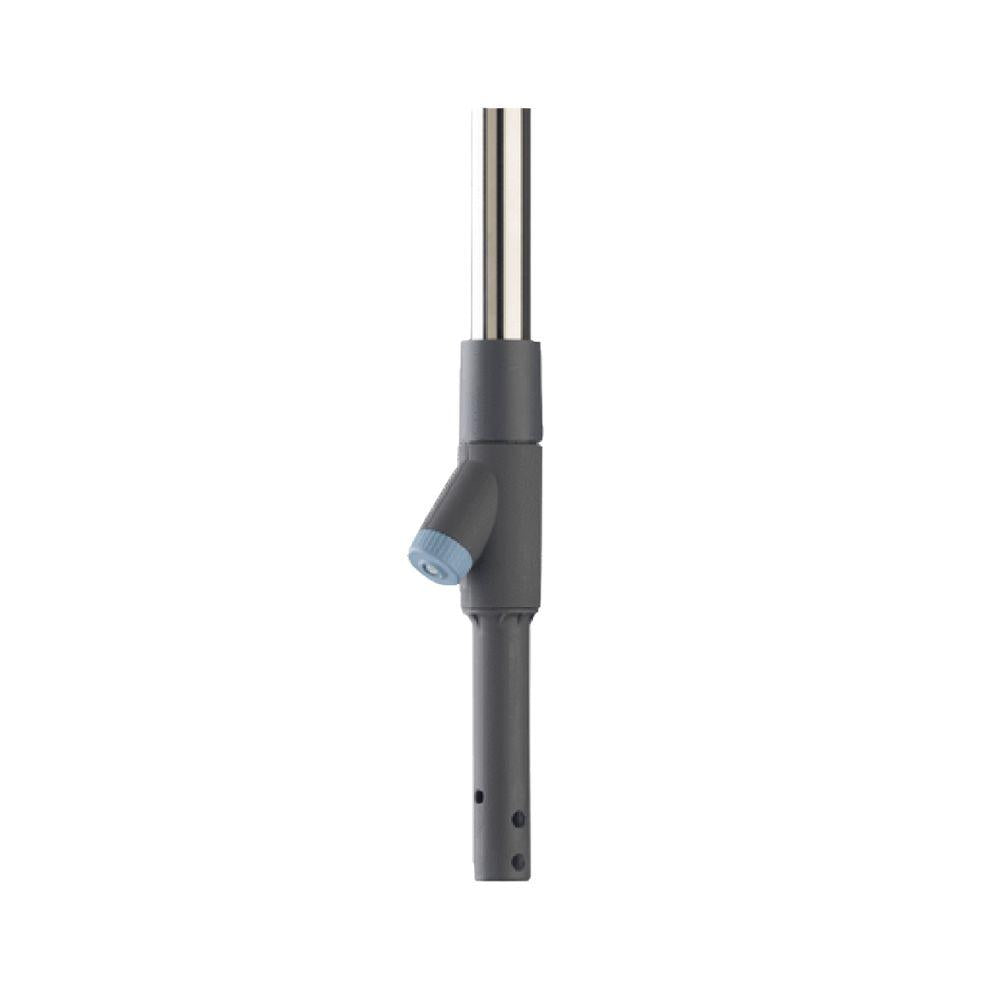 Eine Nahaufnahme einer verstellbaren Stange in Grau und Silber mit einem Knopf und zwei Löchern an der Unterseite ähnelt dem Vileda Professional SprayPro Edelstahl Mopphalter, Teil des Bodenreinigungssystems der Vileda GmbH, das mit einem stromlinienförmigen und modernen Erscheinungsbild aufwartet.