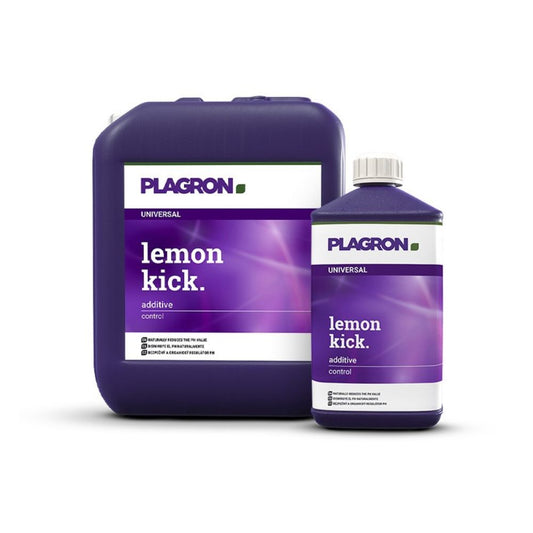Vor einem weißen Hintergrund sind zwei Behälter mit Plagron Lemon Kick pH-Regler von Bertels B.V. abgebildet: Der größere ist ein dunkelvioletter Kanister, der kleinere eine dazu passende Flasche, beide mit dem Produktnamen und einer Beschreibung in weißer Schrift beschriftet.