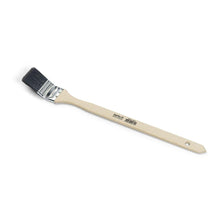 The Nölle Profi Brush painter's radiator brush has an angled design with a light wooden handle and black bristles. Thanks to the metal ferrule, it is ideal for professional painters. The handle features a hanging hole and a printed barcode.