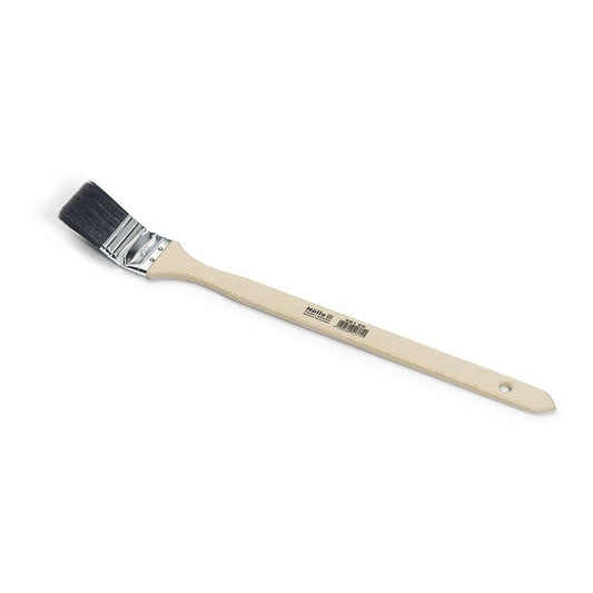 Der Nölle Profi Brush Maler-Heizkörperpinsel hat ein abgewinkeltes Design mit hellem Holzgriff und schwarzen Borsten. Dank der Metallzwinge ist er ideal für professionelle Maler. Der Griff verfügt über ein Aufhängeloch und einen aufgedruckten Barcode.