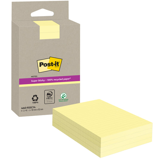 Eine Packung 3M Post-it® Super Sticky 100% Recycling Notes (gelb, liniert, 102x152 mm, 45 Blatt/Block, 4 Blöcke/Packung, PEFC-zertifiziert) ist neben einem Stapel gelber Haftnotizen abgebildet; die Verpackung ist braun mit einem gelben Etikett und Recycling-Symbolen.