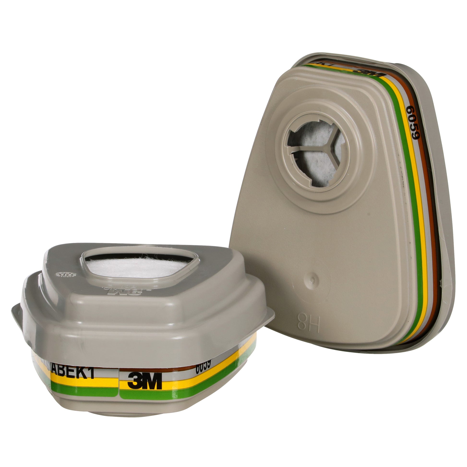 Zwei graue 3M™ Filtersatz 6004-1 ABEK1P3 Kombinationsfilterpatronen (2x6059, 2x5935, 2x501) der 3M Deutschland GmbH, mit gelben, grünen und braunen Streifen, aufrecht und auf der Seite liegend vor weißem Hintergrund dargestellt.