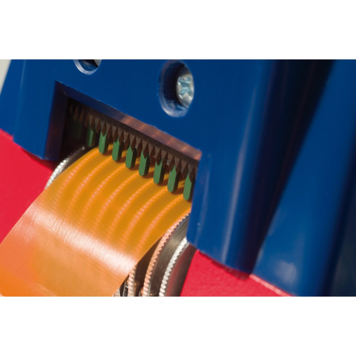 tesa 6038 Halbautomatischer Tischabroller für Rollen bis 30mm Breite – Anwendung