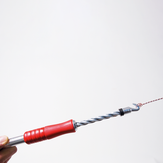 Eine Hand hält das DEISS 6901 Sackverschlussgerät der EMIL DEISS KG (GmbH + Co.) mit rotem Griff, gedrehtem Stab und hakenförmigem Greifdraht - ideal für professionelle Einsätze und effiziente Verschlüsse. Auf einfarbig weißem Hintergrund. Packung: 50 Stück.