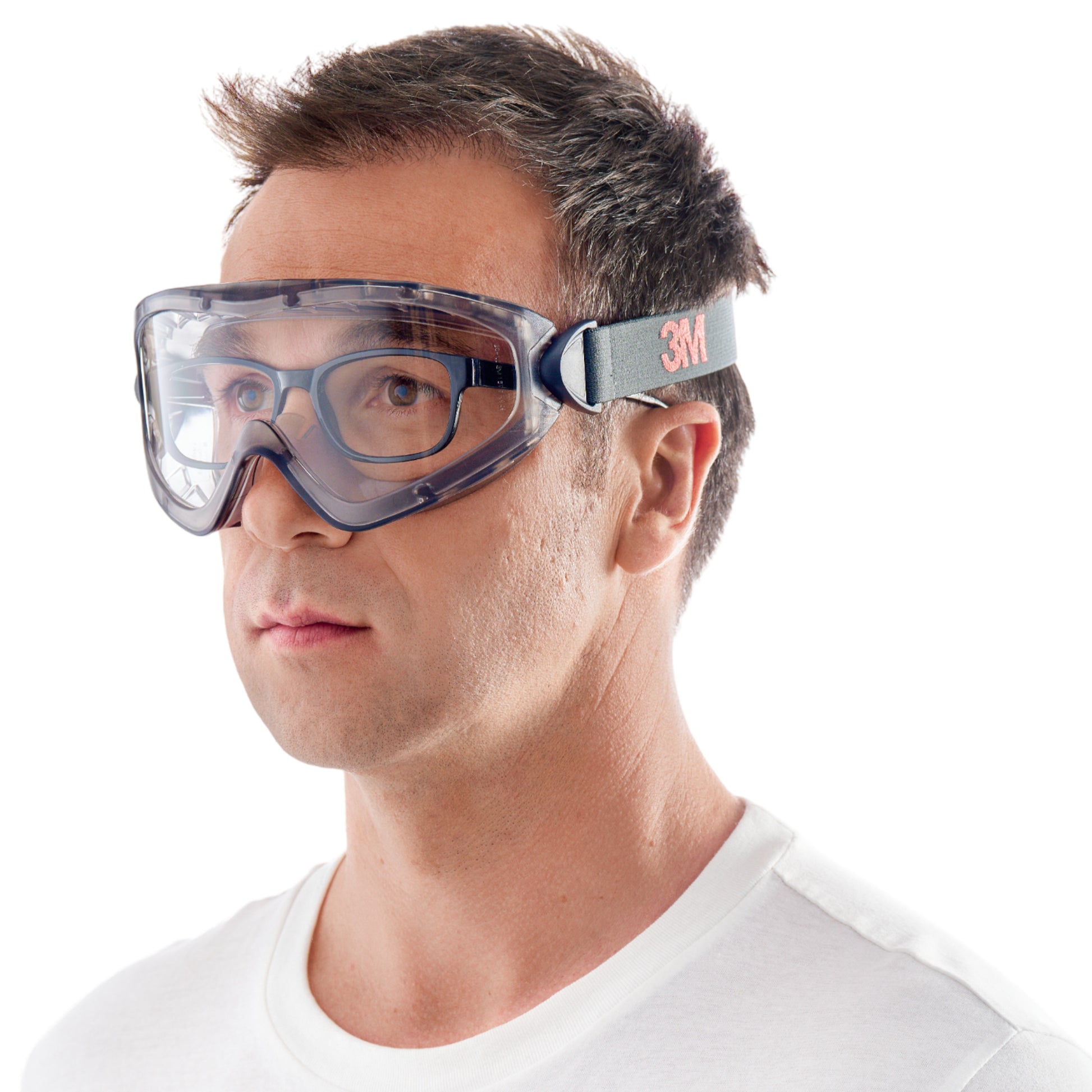 Ein Mann in einem schlichten weißen T-Shirt trägt eine 3M™ Schutzbrille 2891 Scotchgard™ Antibeschlag (indirekt belüftet, klare Scheibe) von 3M Deutschland GmbH vor einem weißen Hintergrund.