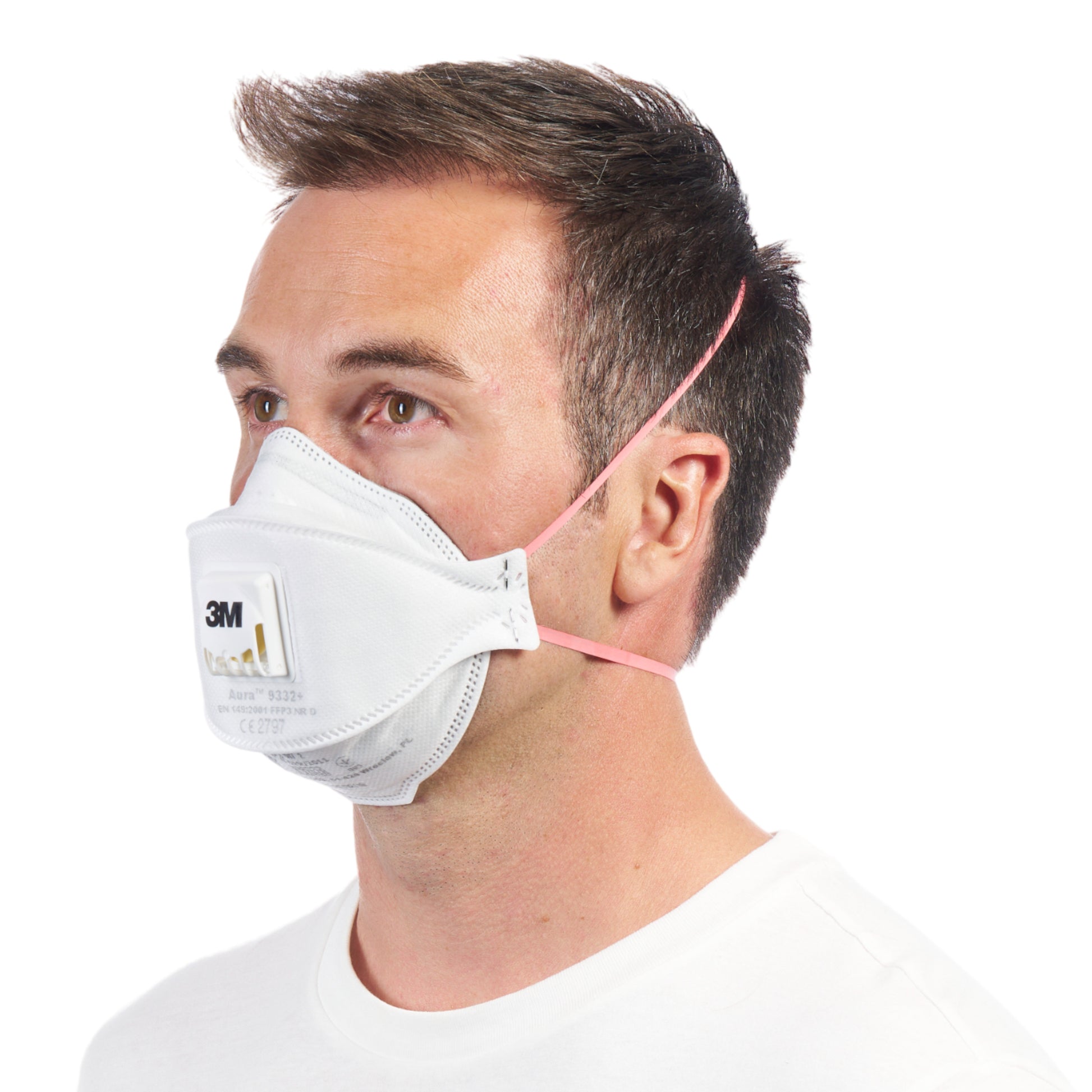 Eine Person mit kurzen braunen Haaren trägt eine 3M™ Aura™ Comfort Cool Flow™ Partikelmaske 9332+ FFP3 mit Ventil der 3M Deutschland GmbH, weiß mit rosafarbenen Bändern, in der Seitenansicht auf einfarbig weißem Hintergrund.