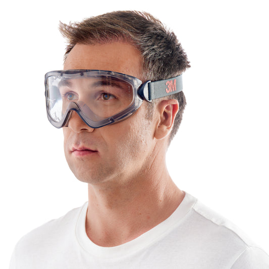 Ein Mann mit kurzen braunen Haaren in einem schlichten weißen T-Shirt trägt die 3M™ Schutzbrille 2891, Scotchgard™ Protector Antibeschlag (Klarsichtscheibe, indirekt belüftet) von 3M Deutschland GmbH. Der Hintergrund ist weiß.