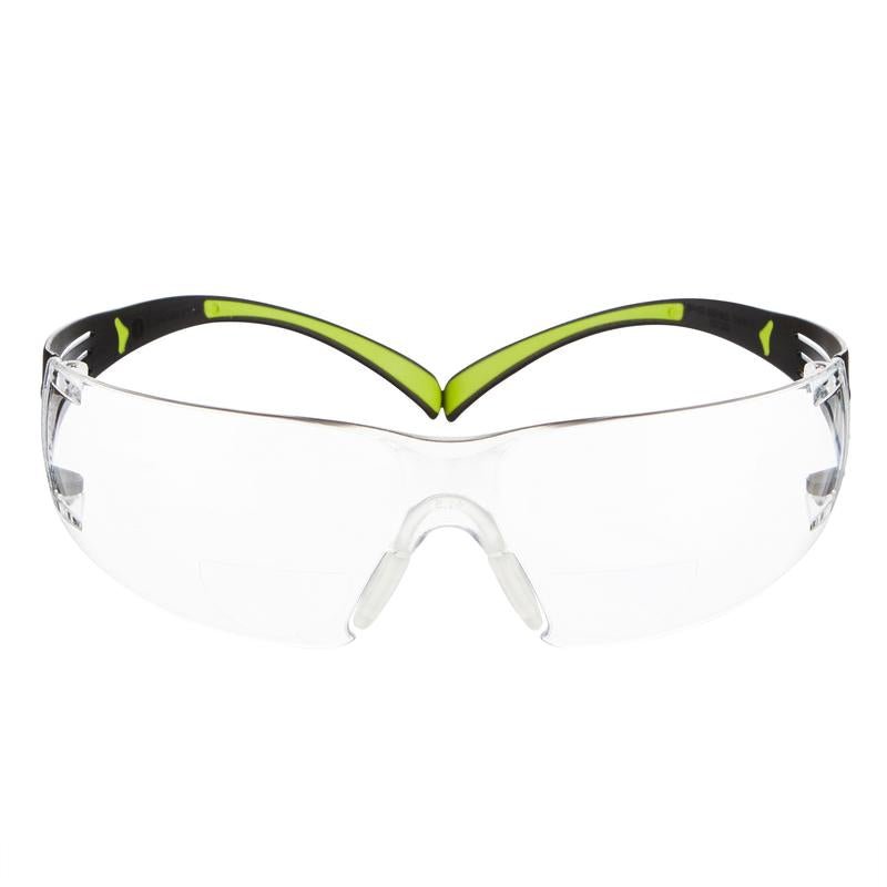 The 3M™ SecureFit™ reading safety glasses from 3M Deutschland GmbH have a single wraparound lens, black and yellow temples and nose pads, depicted against a white background.