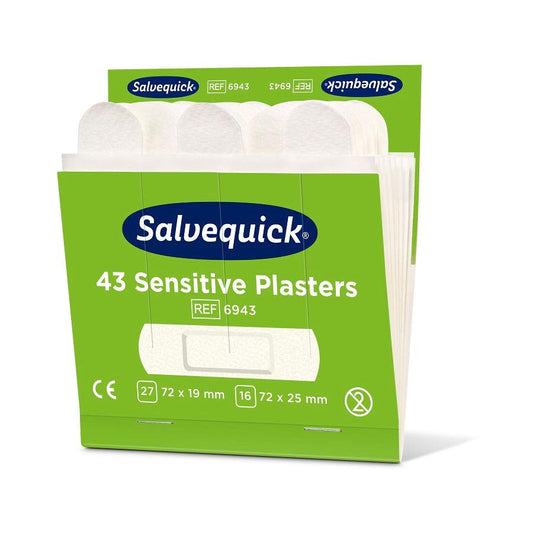 Eine geöffnete grün-weiße Schachtel von Orkla Wound Care AB Sensitive Pflaster, 43 stk./Nachfüllung (vlies) | Packung (6 Stück), zeigt im Inneren einzeln verpackte Pflaster mit Größe, Menge und Produktangaben für empfindliche Haut.