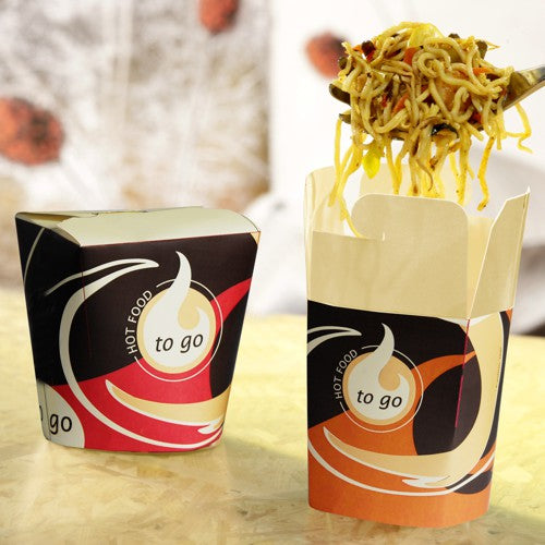 Zwei Starpak 50 Snackboxen „To Go“ eckig – 550 ml stehen auf einem hellen Untergrund; eine ist geschlossen, die andere geöffnet, und Nudeln werden mit einer Gabel herausgehoben. Der unscharfe Hintergrund unterstreicht das praktische Design zum Mitnehmen.