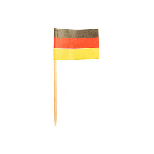 Der PAPSTAR 200 Deko-Picker 8 cm der PAPSTAR GmbH ist ein kleines Fähnchen mit waagerechten schwarzen, roten und gelben Streifen auf einem Holzstab, ideal zum Dekorieren von Fingerfood oder Catering, isoliert auf weißem Hintergrund dargestellt.